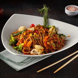 SEBZELİ NOODLE