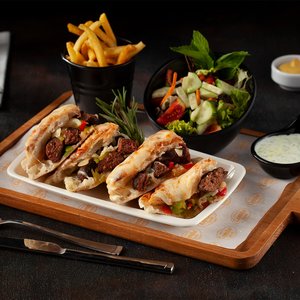 BAZLAMA EKMEĞİNE KÖFTELİ SANDVİÇ